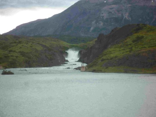 Ein kleiner Wasserfall im NP
