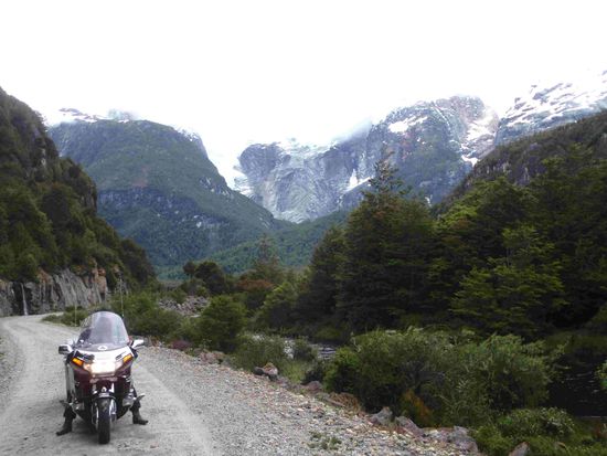 Im Hintergrund ein hängender Gletscher