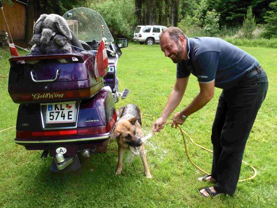 Ich bin mir nicht sicher, wer mehr Spaß hatte beim Moped waschen