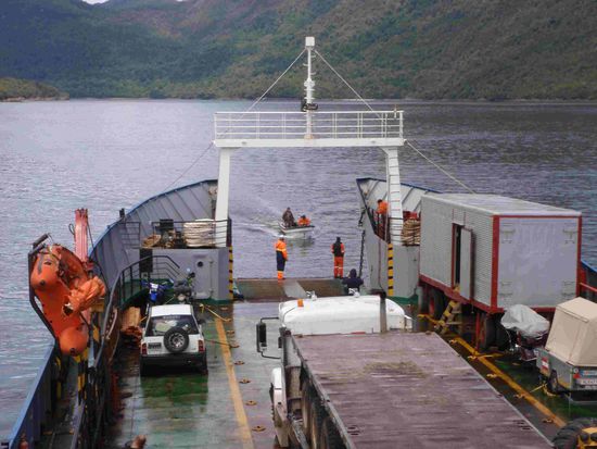 Gäste werden mit dem Kleinboot von und zur Fähre gebracht