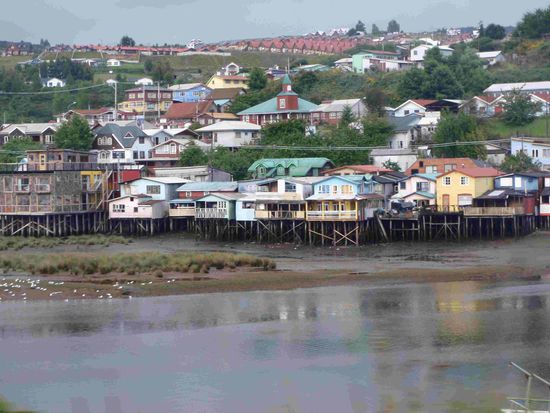 Die Stadteinfahrt von Castro - die Häuser stehen wegen des Wassers auf Stelzen