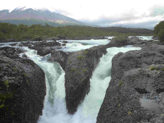 .....leider auch der einzige Blick auf den teilweise in Wolken eingehüllten Vulkan Osorno!!