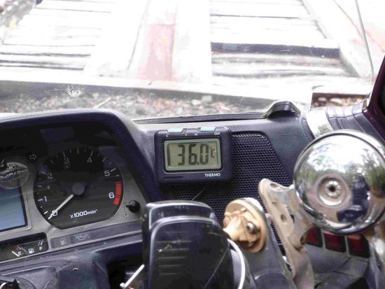 Selbst dem Thermometer ist es bei wirklichen 12 Grad irgendwann zu kalt und es heizt sich mal ordentlich ein