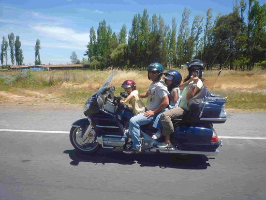 Und so sieht es aus wenn eine Chilenische Familie einen Wochenendausflug auf einer Goldwing macht