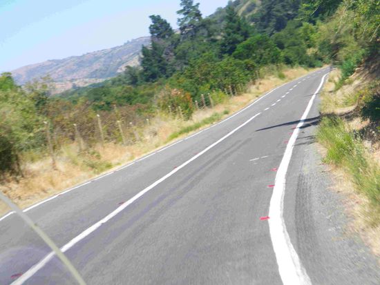 Wunderschoene Serpentinen nach der Stadt