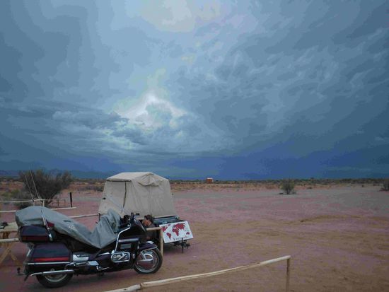 Dunkle Regenwolken ziehen auf