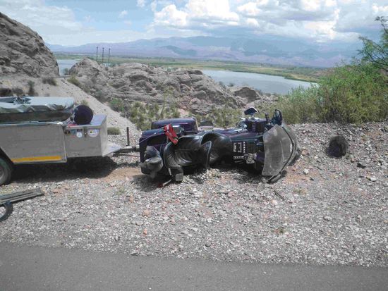 Hinter dem Moped geht es in die Tiefe