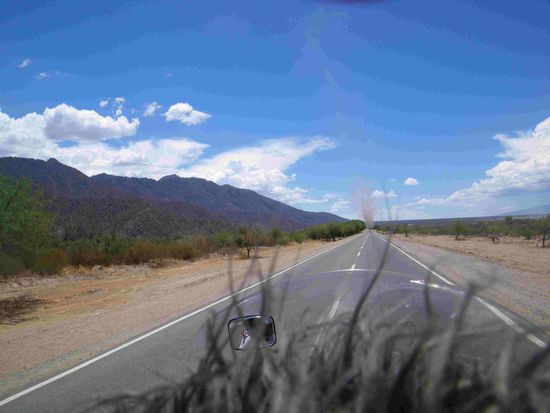 Vor uns auf der Straße eine Windhose