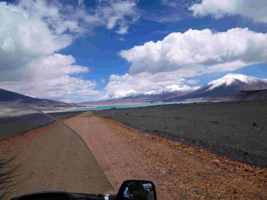 Lagune inmitten der weißen Anden