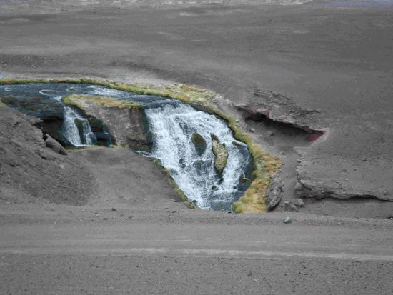 Eine Quelle die wohl viel Schwefel aus dem Berg schwemmt