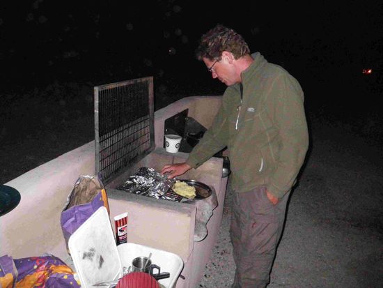 Der Heilbutt wird von Dirk gegrillt