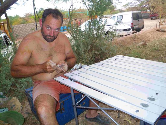 Jetzt ist der neue Tisch schon wieder kaputt  Diese Gummiseile sind auch nichts wert!