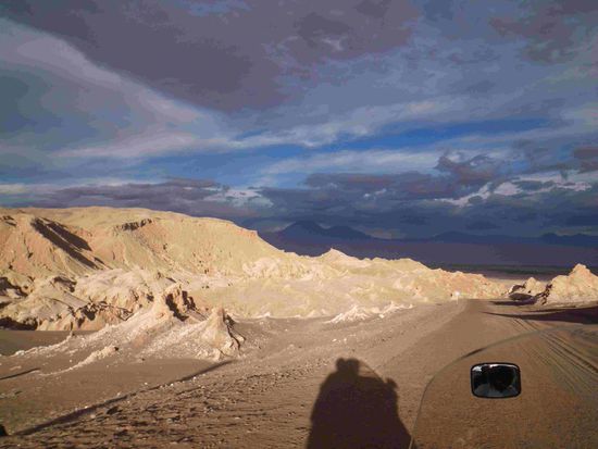 Sonnenuntergang und dunkle Wolken