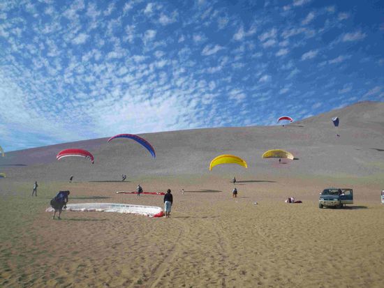 In den Dünen mit den Paragleitern