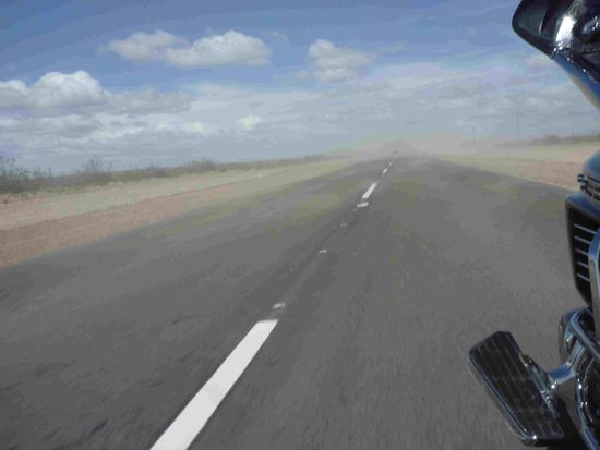 Über die Straße fegt aufgewirbelter Sand