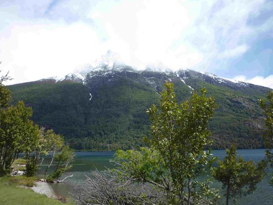 Der Blick von unserem Zelt auf See und Berge