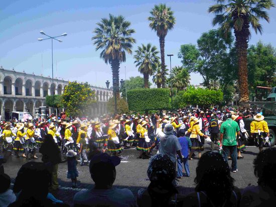 Die Trachten der Peruanischen Gruppen sind sehr farbenfroh und wunderschön