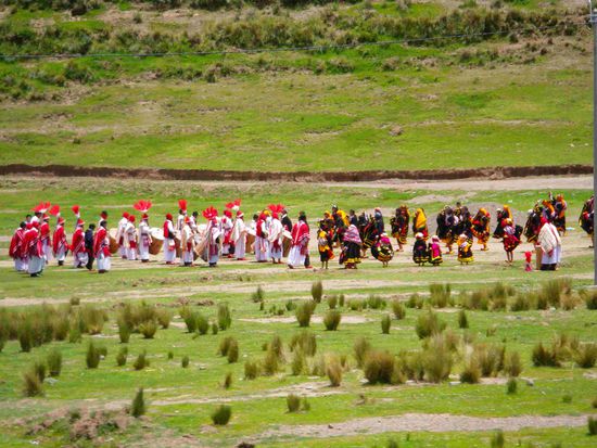Auch auf der Strecke nach Puno sehen wir Trachtenumzüge - Faschingssonntag