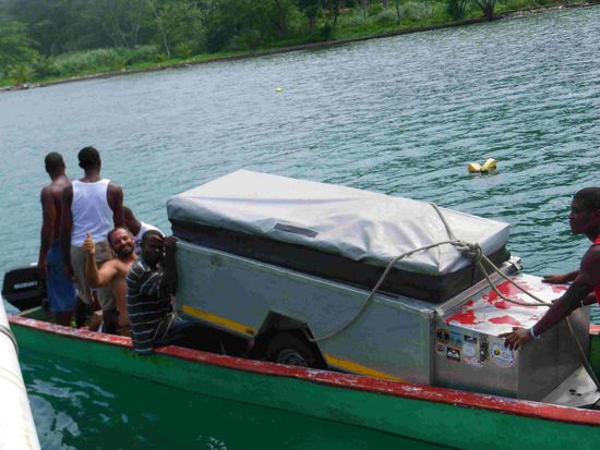 Auch der Hänger kommt wieder an Land