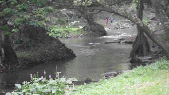 Der kleine Fluss an dem wir campen