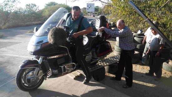 Erst muss das Motorrad aufgepackelt werden, damit der Hinterreifen überhaupt ausgebaut werden kann