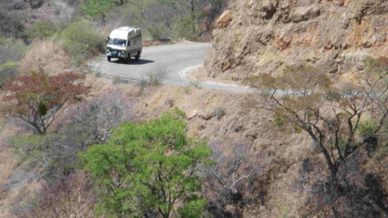 Camel düst um die Kurve 