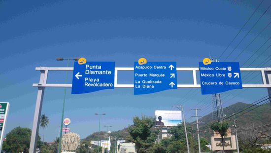 Bemerkenswert die Überkopfwegweiser in Wellenform