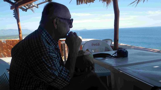 Auch Till schmeckt der frische Kokossaft