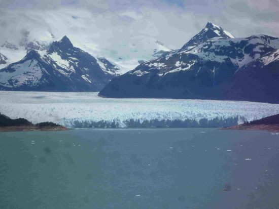 Ein erster Blick von der Strasse aus auf den Gletscher