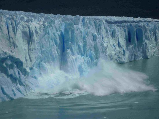 Ein Teil bricht ins Wasser