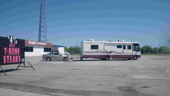 Da das kleine Wohnmobil zu wenig Komfort bietet hängt hinten noch das Auto dran 