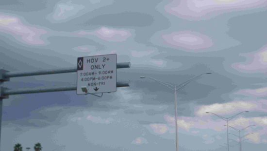 Hier wird angezeigt, dass die 2 linken Spuren nur für den Durchzugsverkehr sind