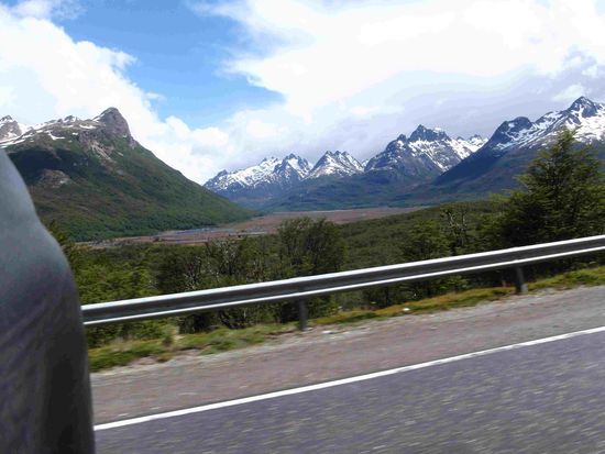 Die Bergwelt rund um Ushuaia - so schoen war es als wir wegfuhren (dann kam Graupelschauer und Dusche)