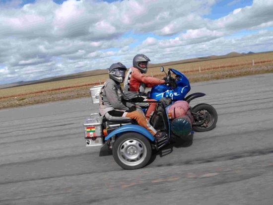 Astrid und Thomas auf ihrer Triumph Tiger mit Beiwagen