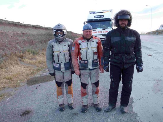 Am Hafen von Puerto Azur beim Warten auf die Faehre war es schon sehr kalt ca. 21.00 Uhr - 6 Grad und windig