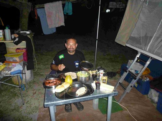Arno hat wieder einmal koestlich gekocht, waehrend ich die Berichte und Fotos bearbeite!!!!