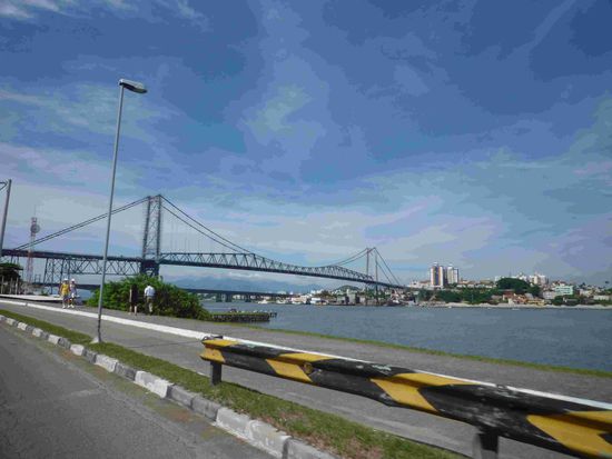 Die Haengebruecke welche nur aus Kettengliedern von Gustav Eiffel erbaut wurde