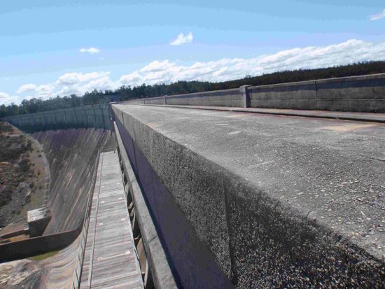 Die riesige Staumauer