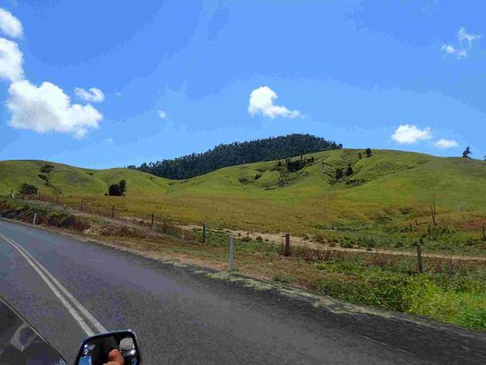 Teilweise schön bergig und grün