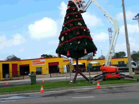 Die Weihnachtsbeleuchtung wird überall angebracht