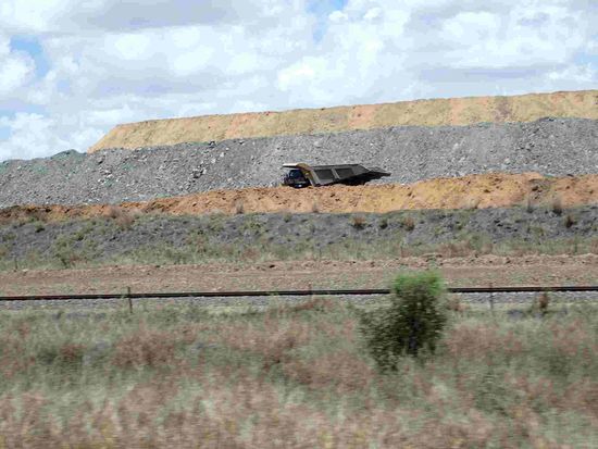 Ein Minenfahrzeug direkt am Straßenrand