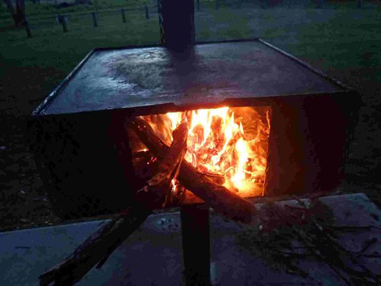 Das Feuer lodert im Griller