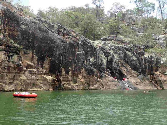 Der kleine Wasserfall am Stausee 