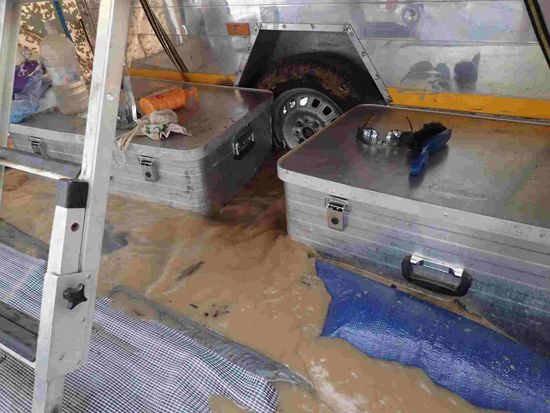 Das Wasser steht uns bis zu den Kisten 