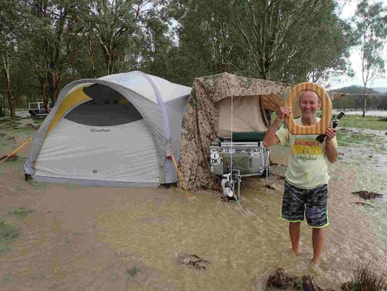Opa rettet die wichtigsten Utensilien - WC Brille und Portwein 