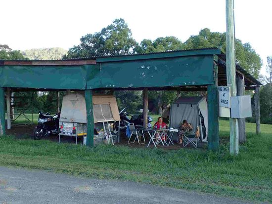 Unser Lager unter der alten Tribüne 