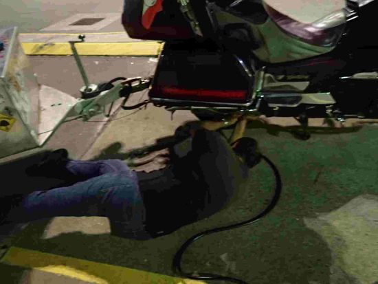 Arno liegt spät am Abend in Ipswich unter dem Bike