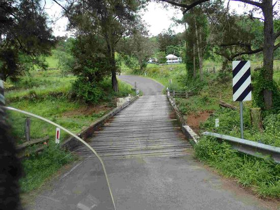 Eine dieser vielen kleinen klapprigen Brücken