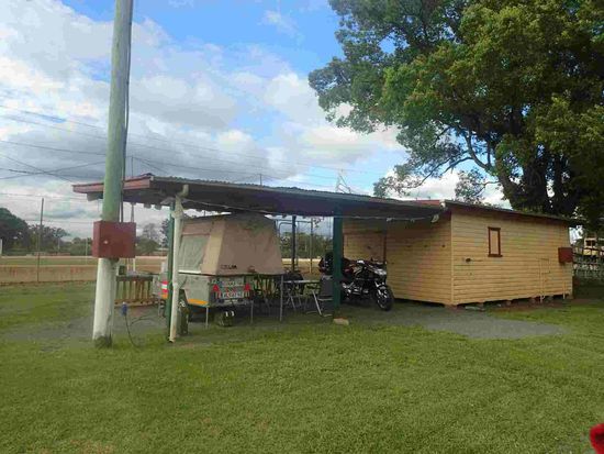 Unser Stellplatz neben der Bar - leider geschlossen