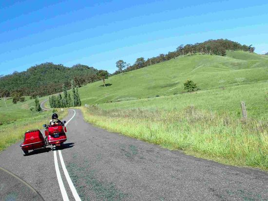 Zoe mit dem Beiwagengespann vor uns